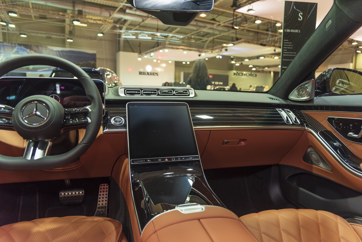 Digital dashboard, large central touchscreen, premium leather seats
