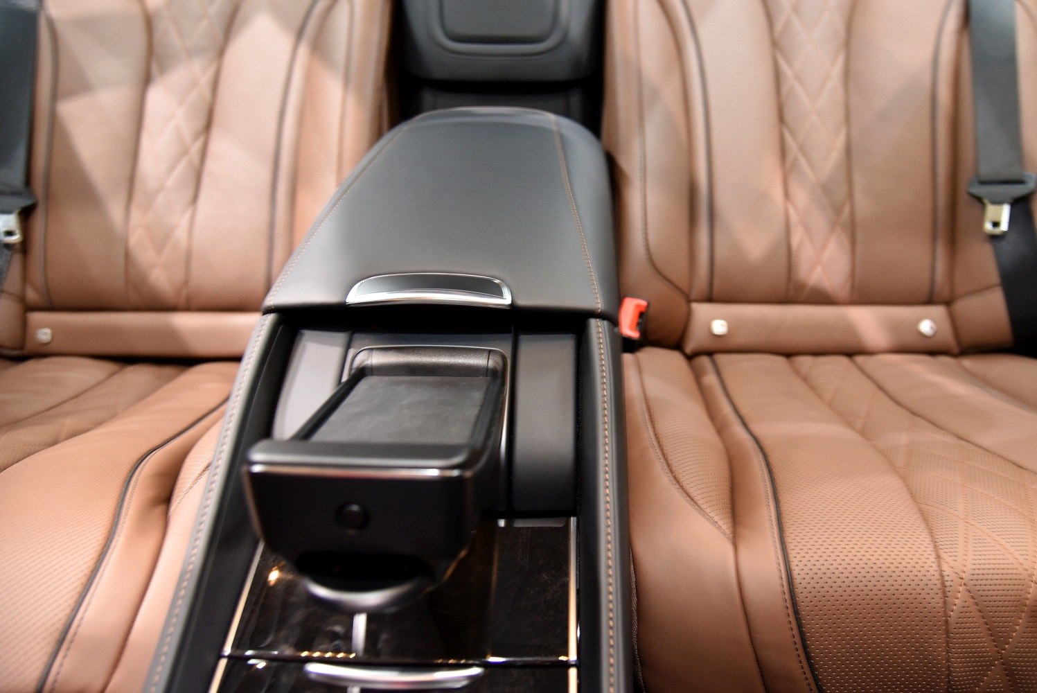 Rear seats with brown quilted leather and central armrest console