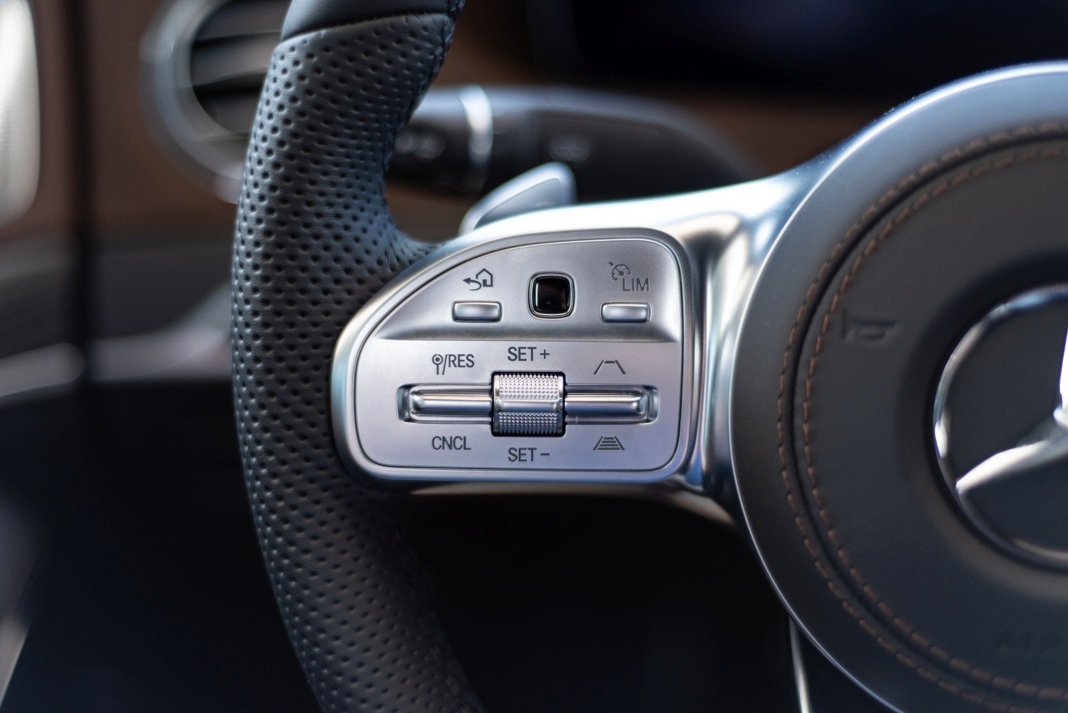 Multifunction steering wheel controls with cruise and lane assist buttons