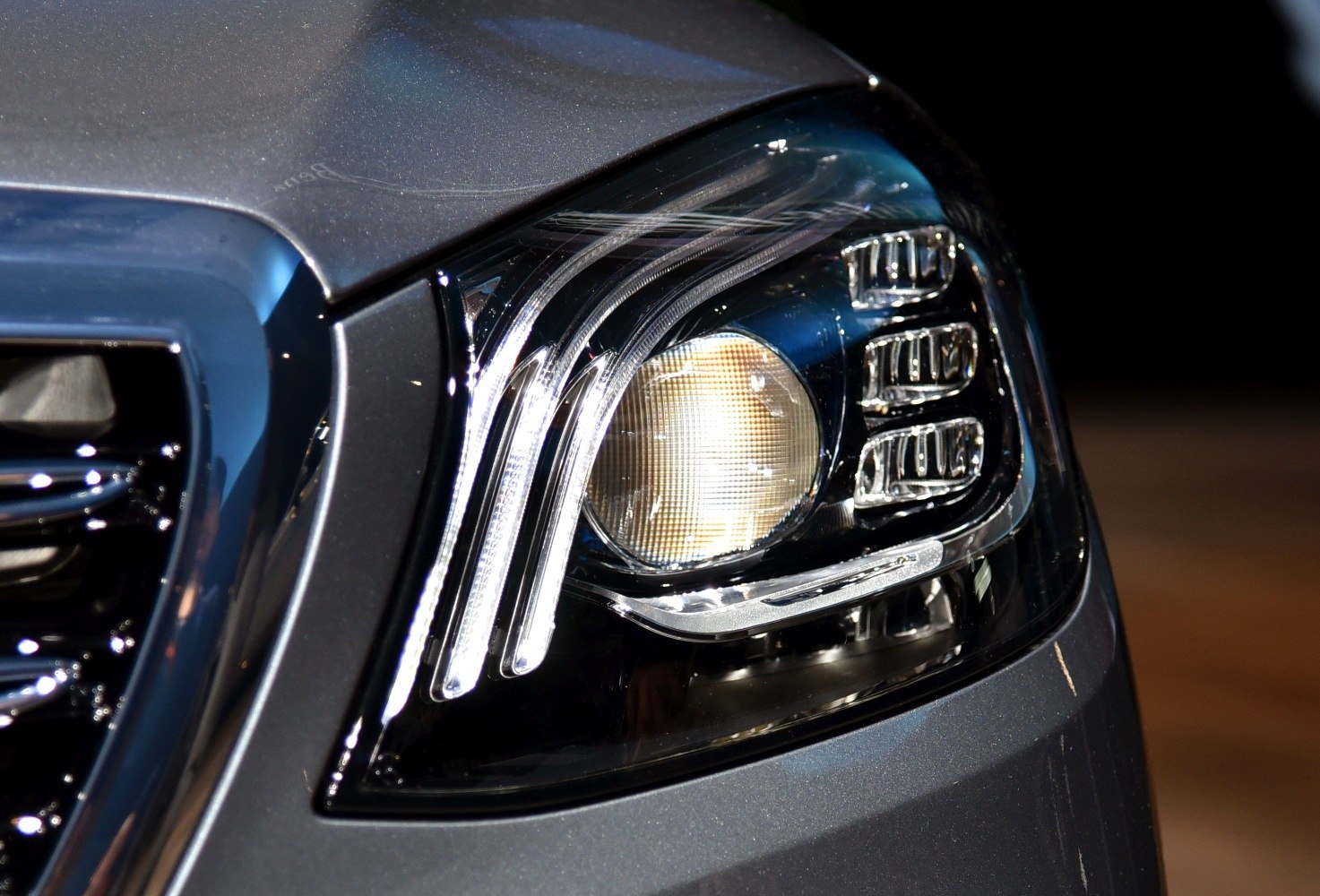 Advanced LED headlight with signature triple light strips.