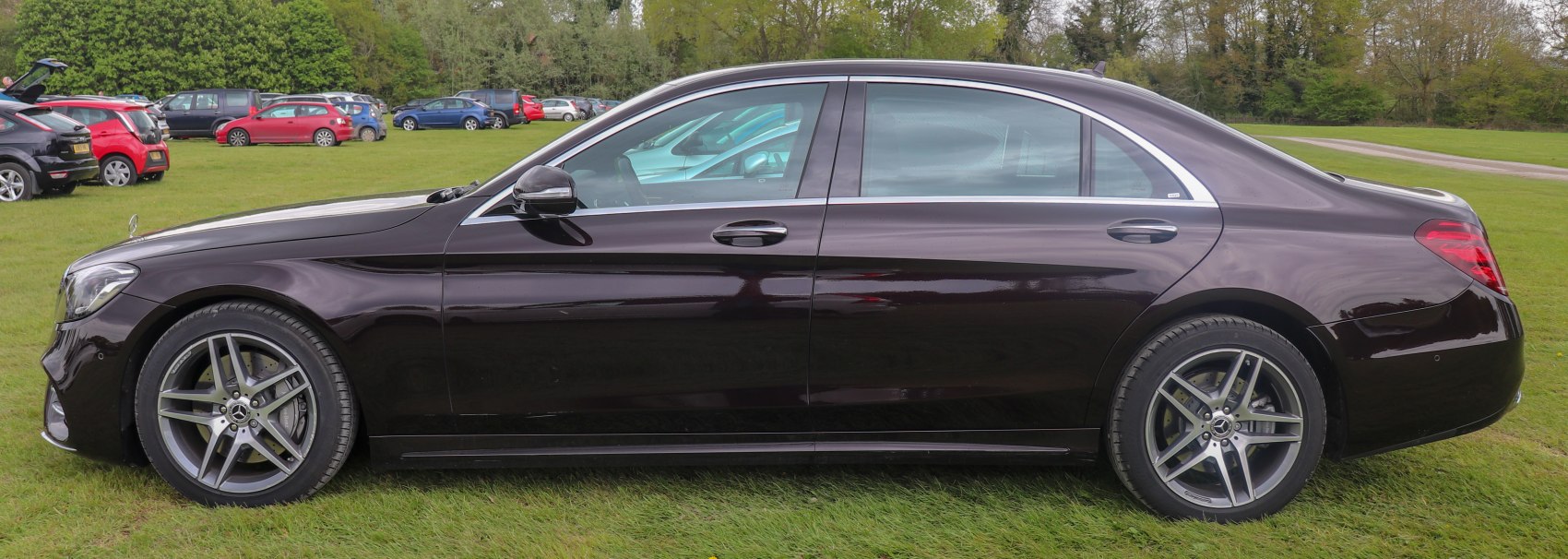Long wheelbase luxury sedan with five-spoke alloy wheels side profile