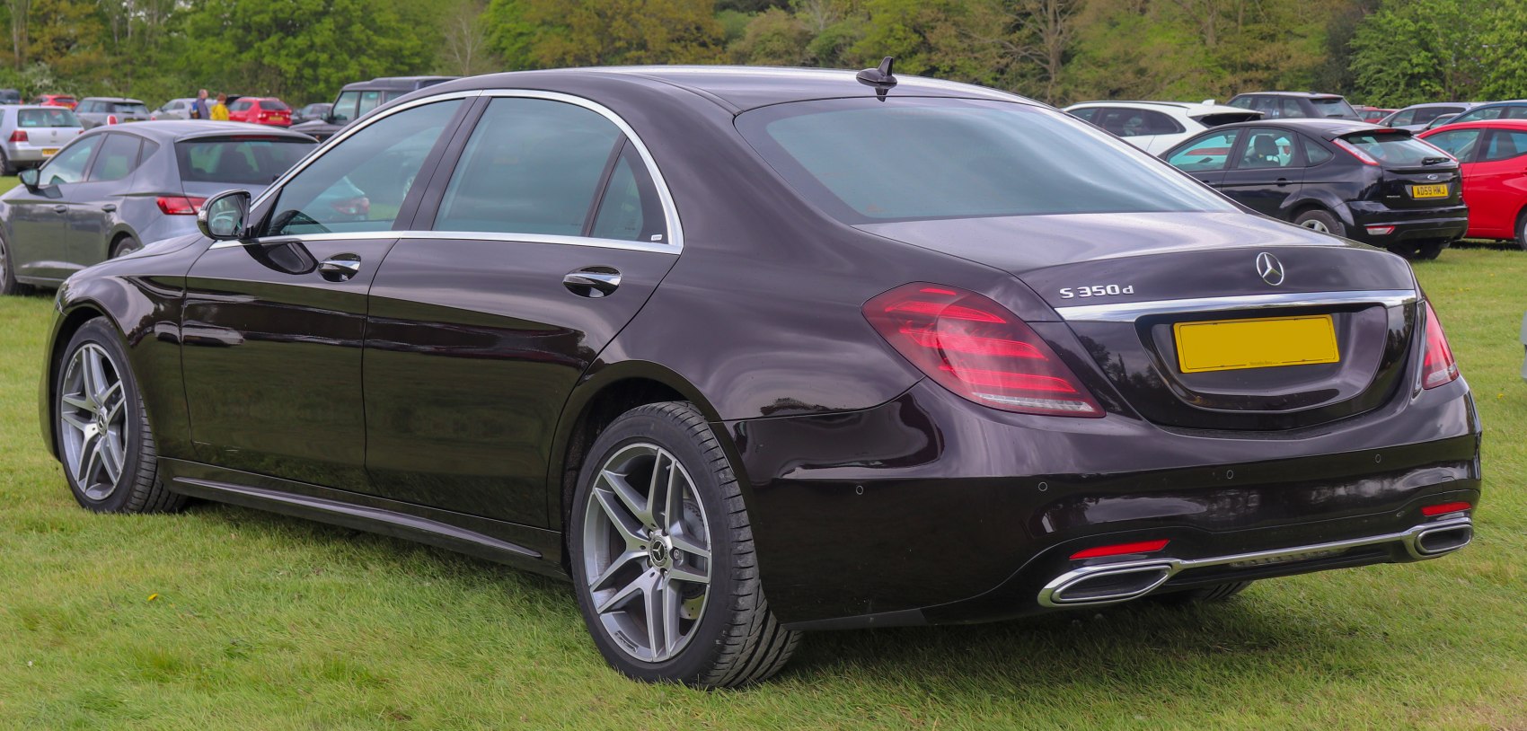 Rear design with LED taillights and sporty alloy wheels on luxury sedan