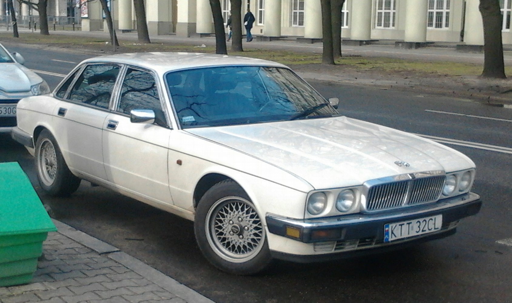 Classic sedan with quad headlights and wire-spoke alloy wheels