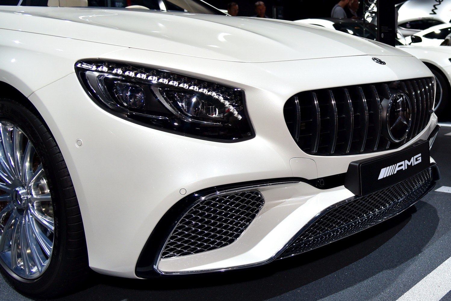 Luxurious front end with LED headlights and AMG grille