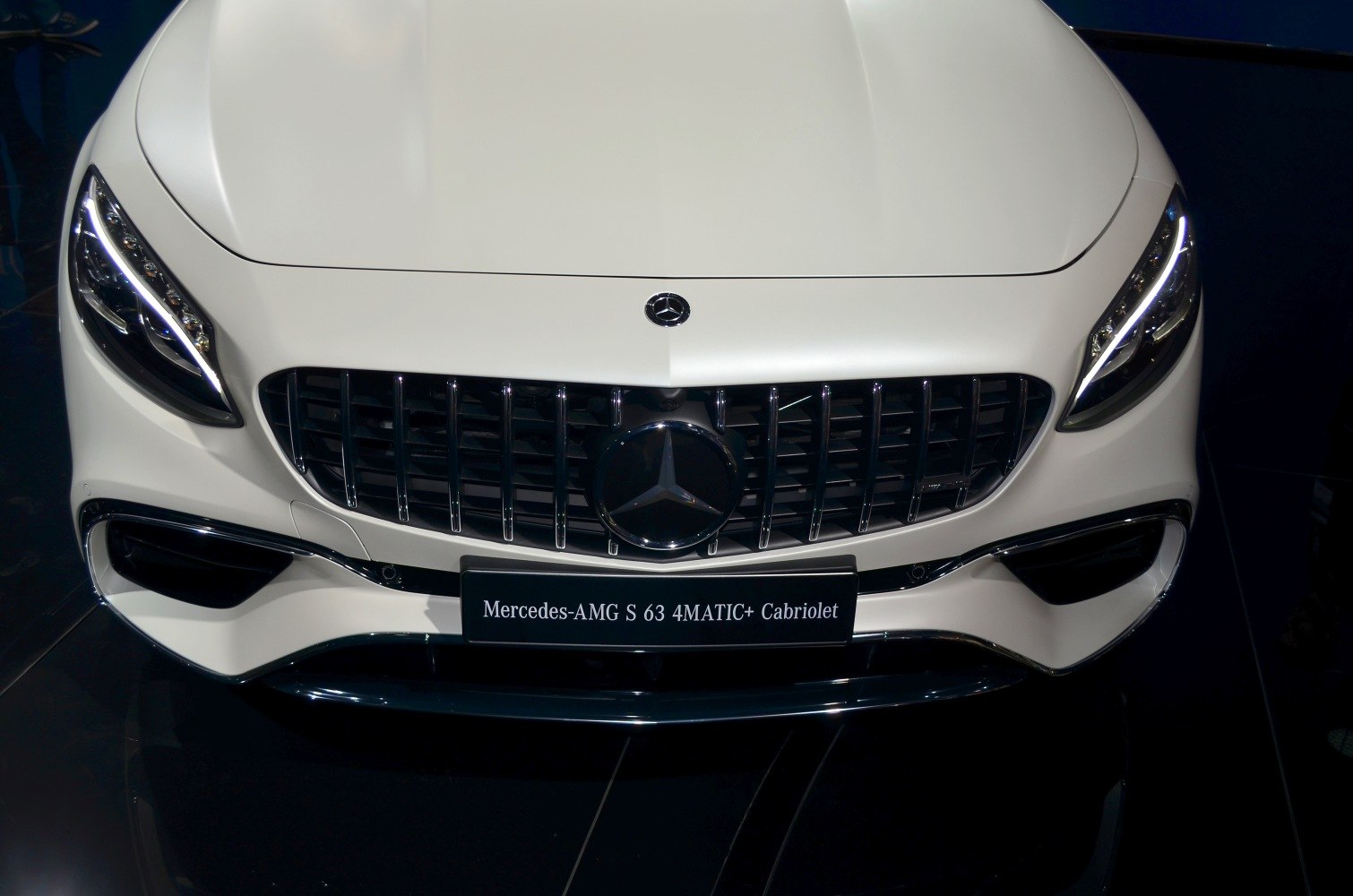 Front grille with Mercedes emblem and LED headlights