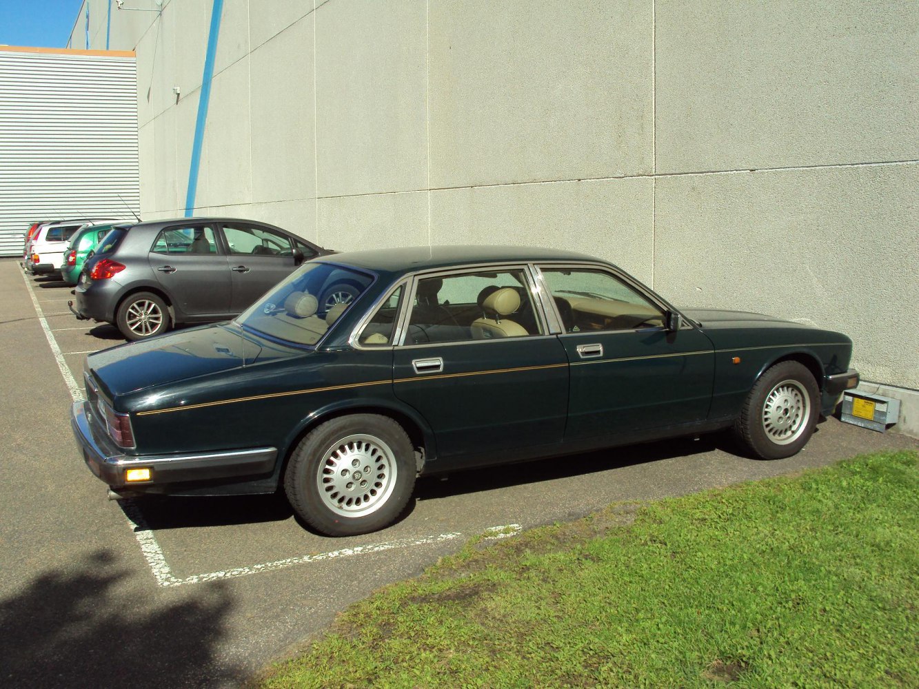 Classic luxury sedan side profile with alloy wheels.