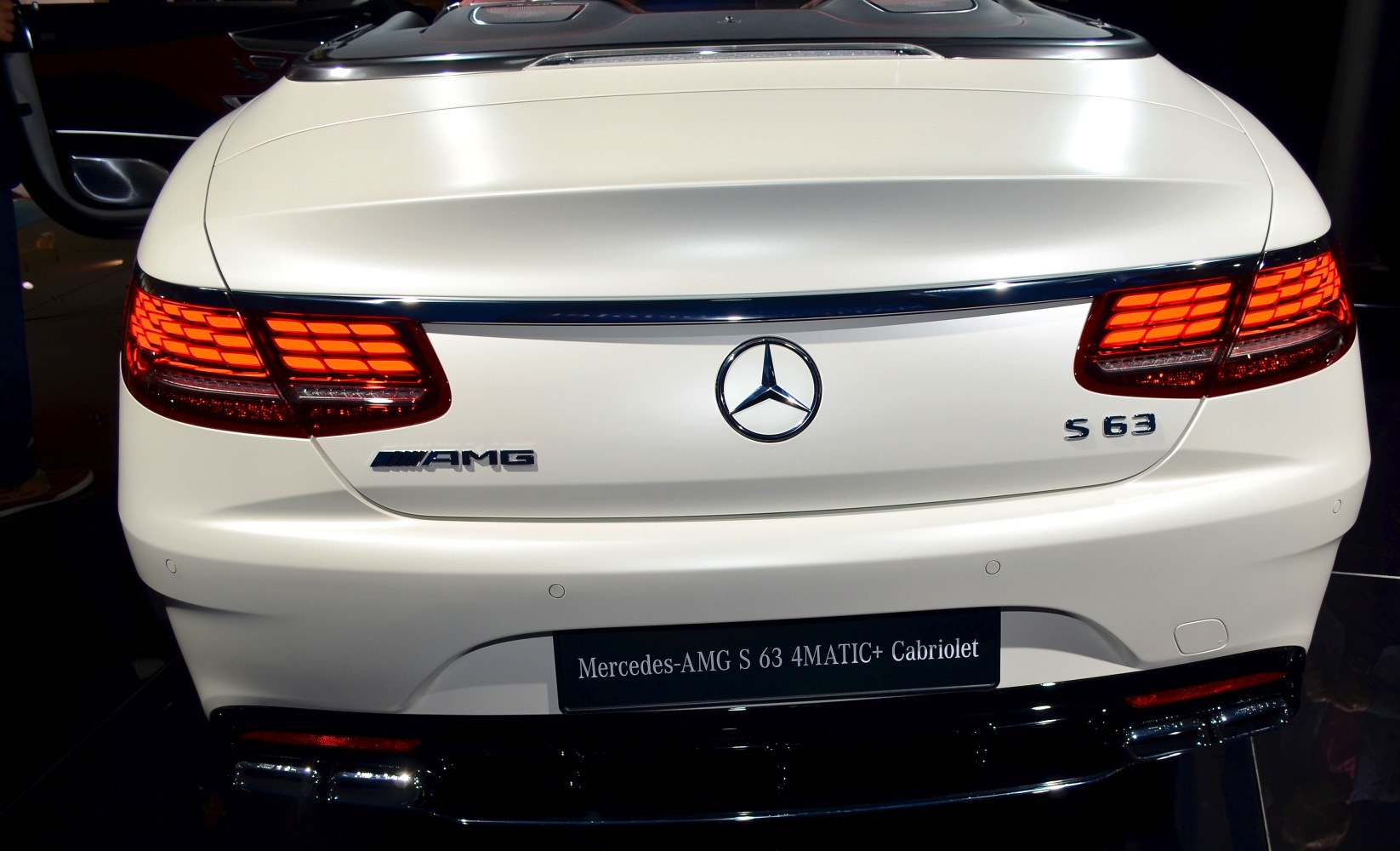 Rear design with illuminated taillights and AMG S 63 badges