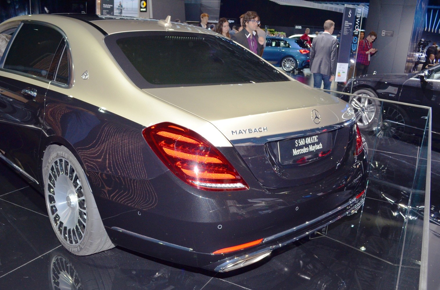 Two-tone rear design, Maybach badge, split taillights, multi-spoke wheels