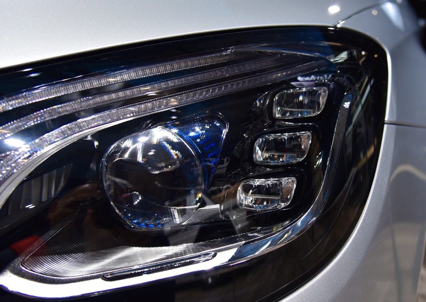 Detailed LED headlight with multiple projector modules and light strips