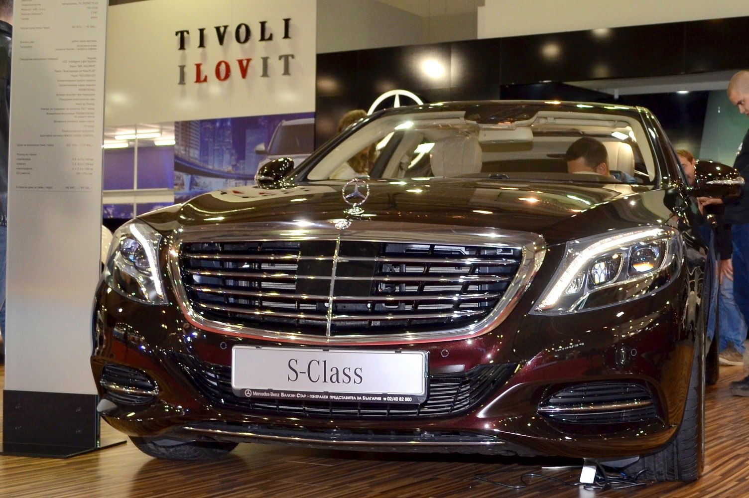 Front grille and LED headlights with chrome accents