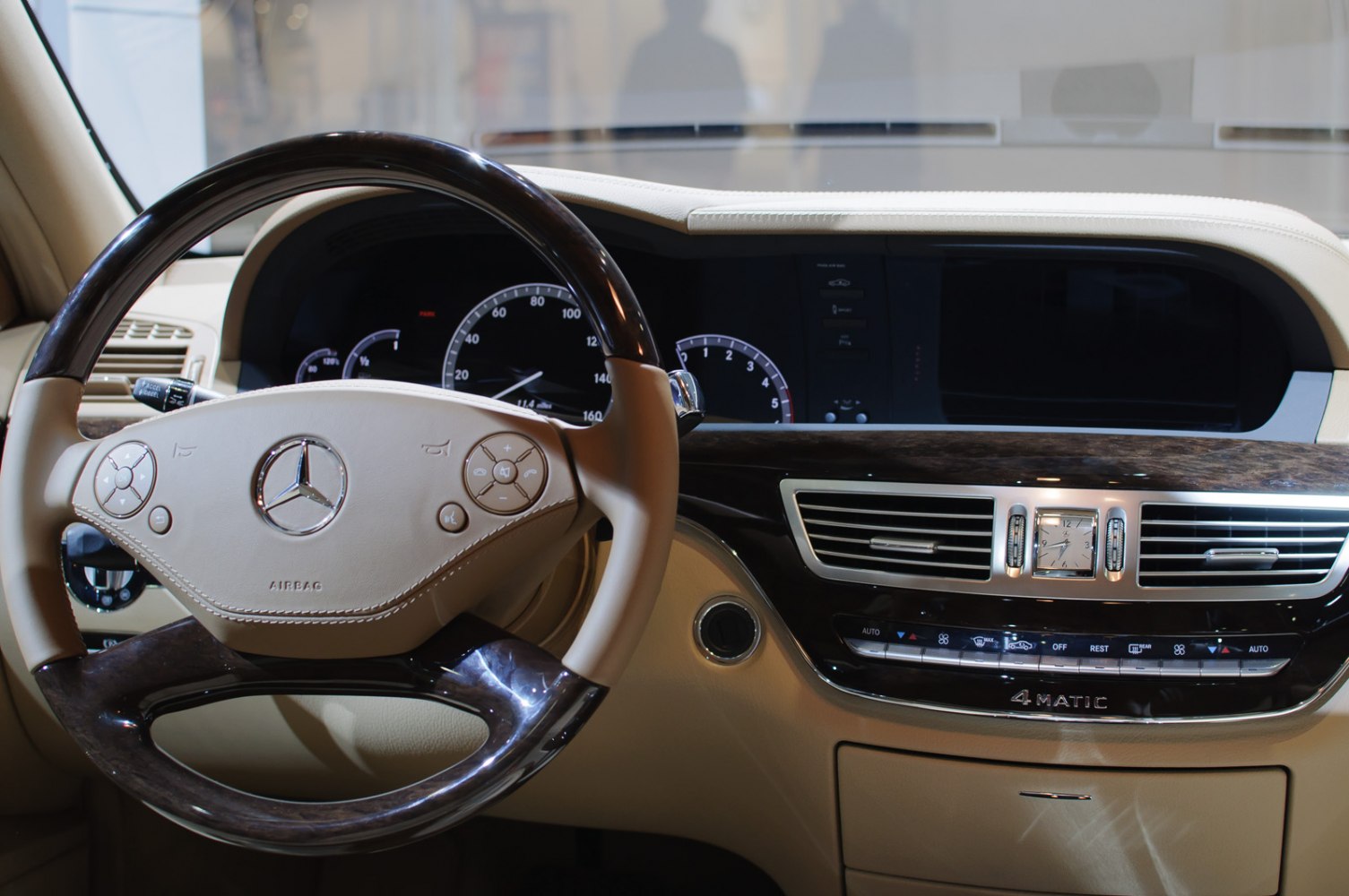 Luxury steering wheel and dashboard with analog clock and 4MATIC controls