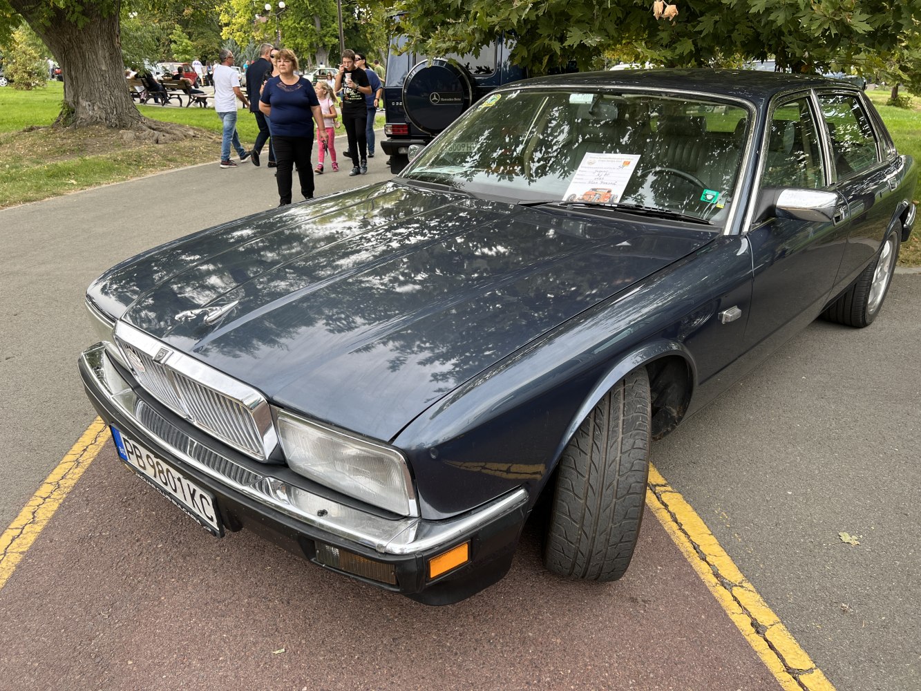 1986 luxury sedan front front end with signature grille and headlights