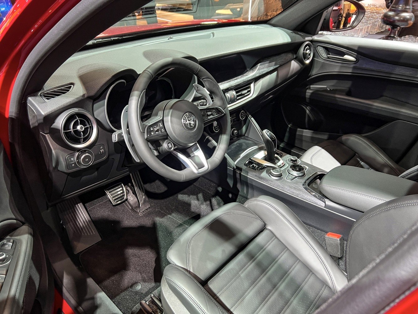 Premium steering wheel and modern dashboard with gear shift and leather seats