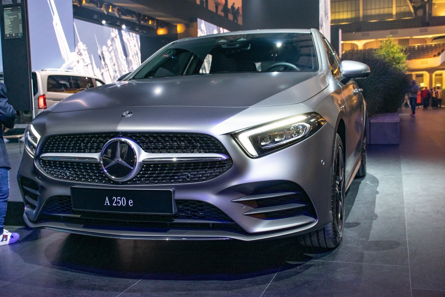 Advanced LED headlights and distinctive front grille design