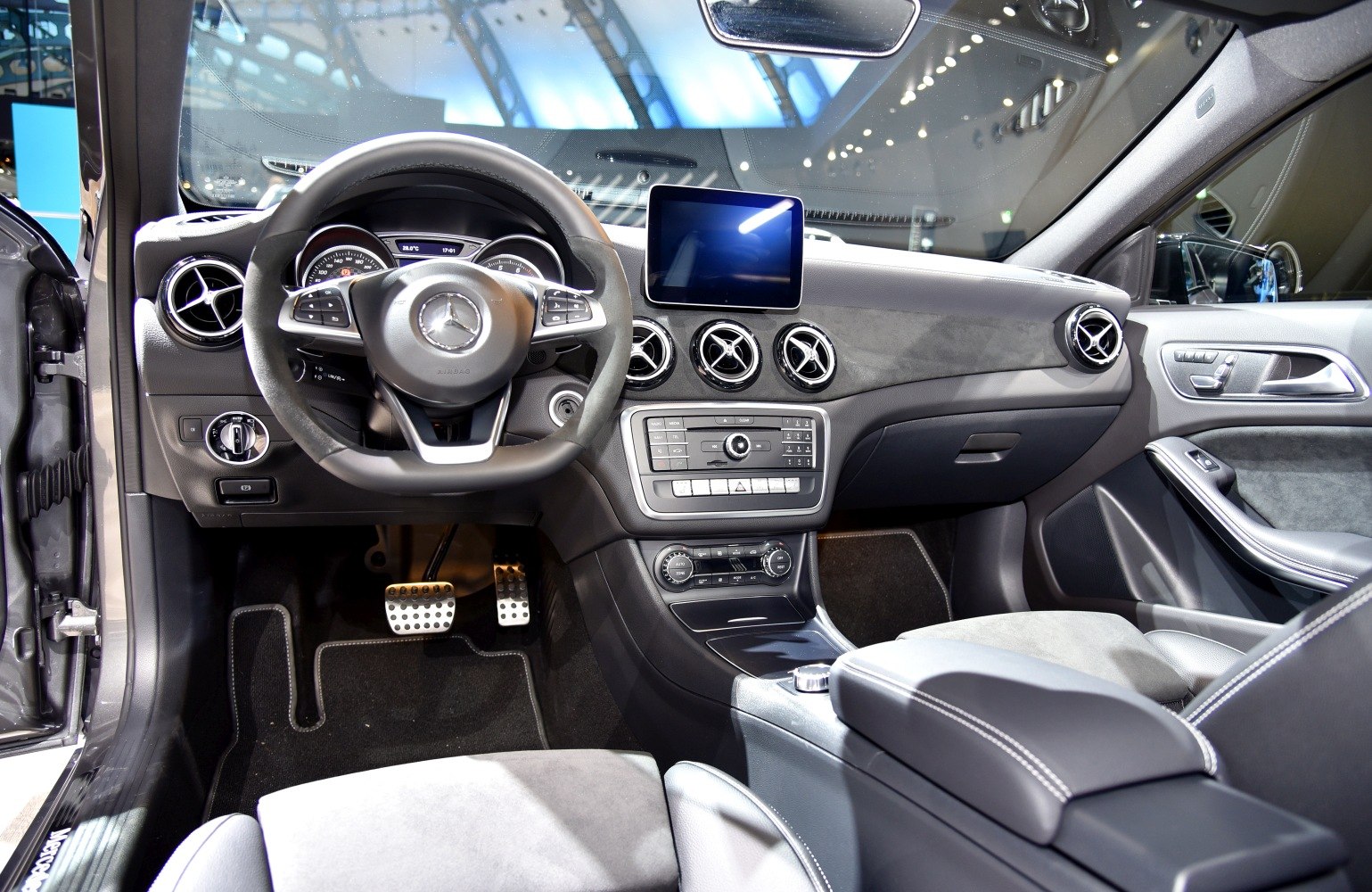 Dashboard and interior with round vents and multifunction steering wheel