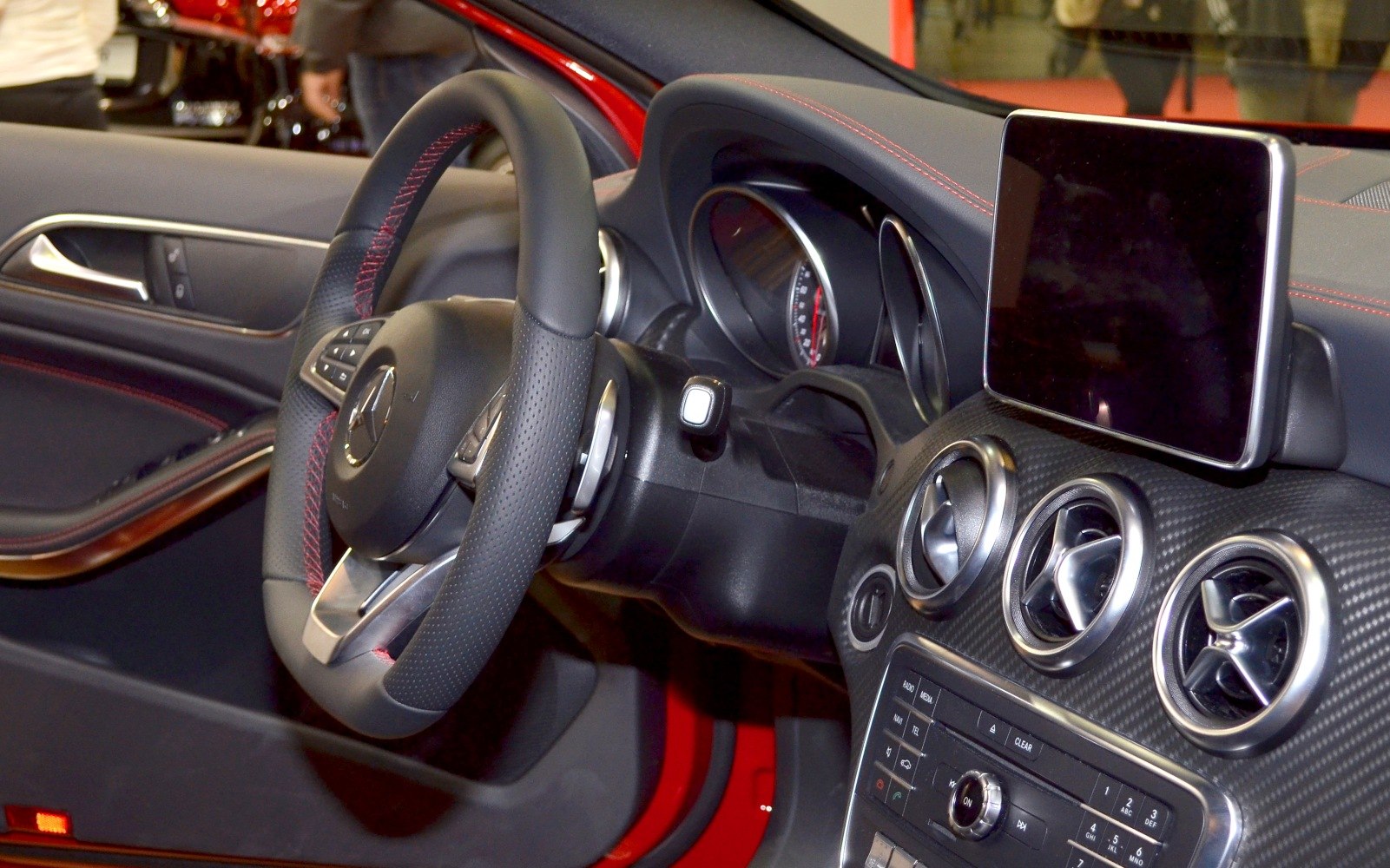 Steering wheel, digital screen, circular air vents