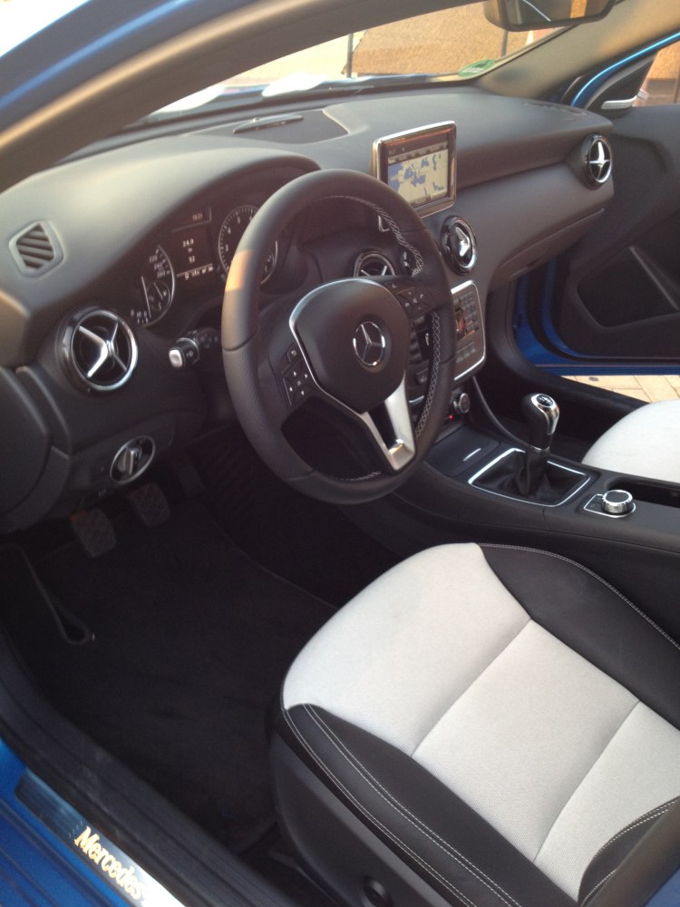 Steering wheel, dashboard, center console, manual transmission, front seat