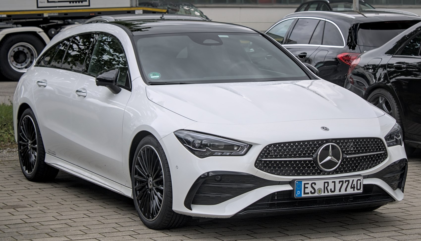 Front and side view of modern shooting brake with black wheels and distinctive grille