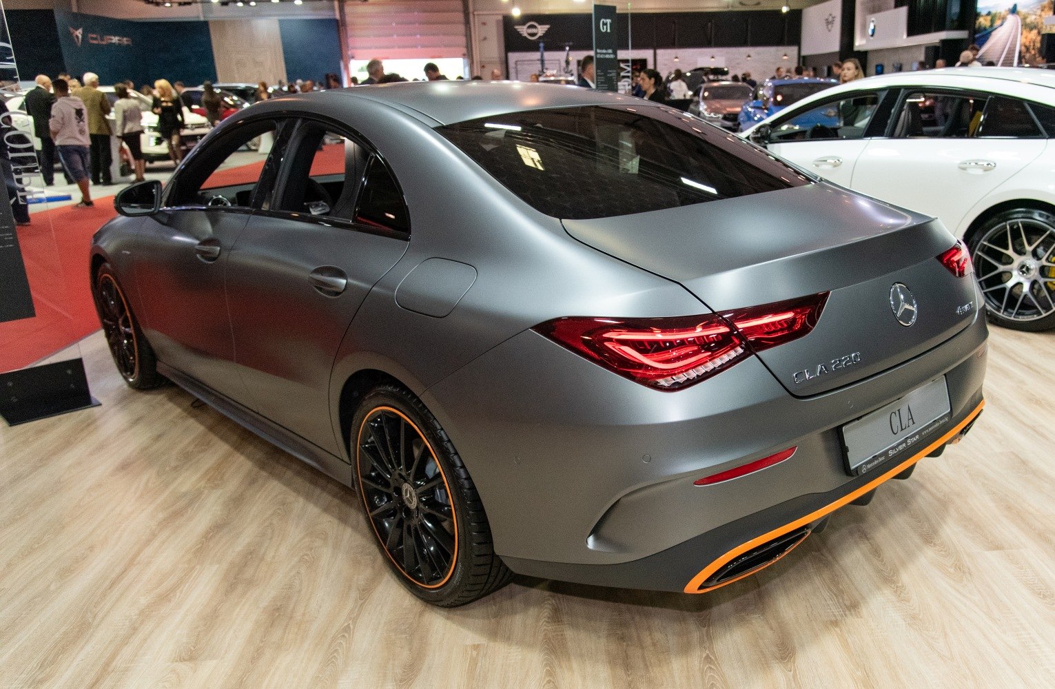 Rear design with LED taillights and sport rims