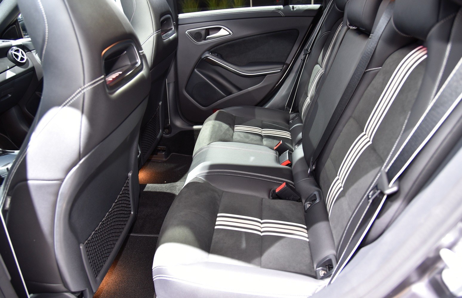 Rear seats with sporty striped upholstery and stylish door panel