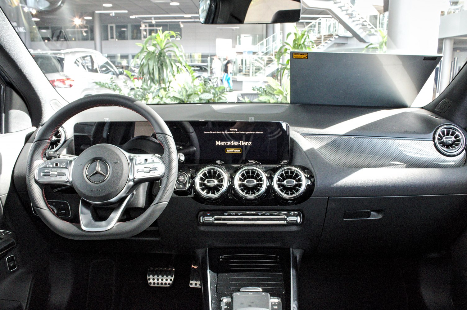 Digital dashboard, sporty steering wheel, circular air vents
