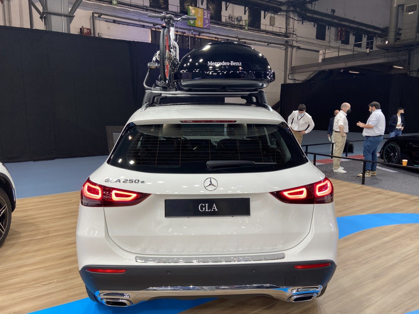 Rear view of SUV with roof box and mounted bicycle