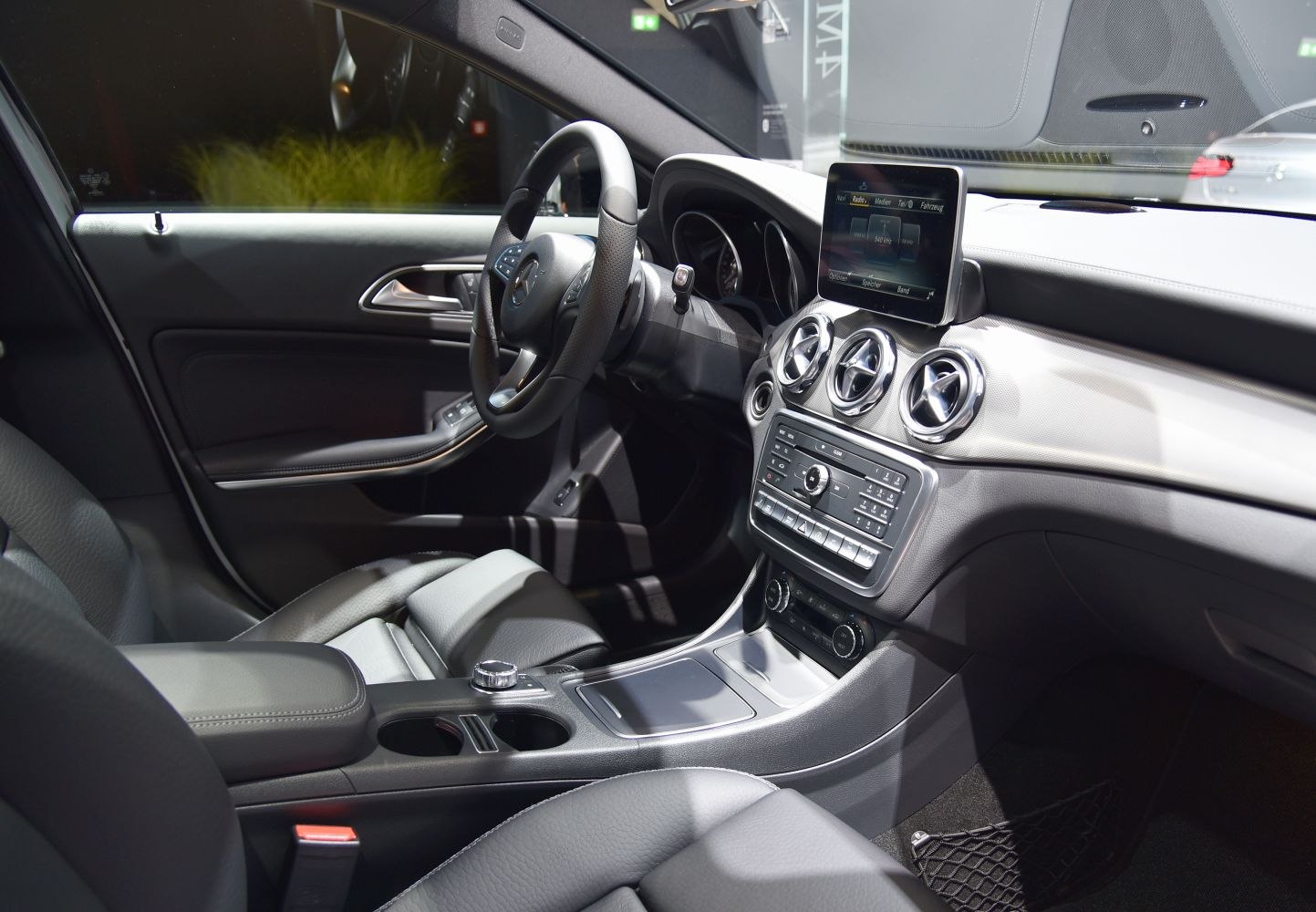 Dashboard, steering wheel, infotainment screen, leather seats