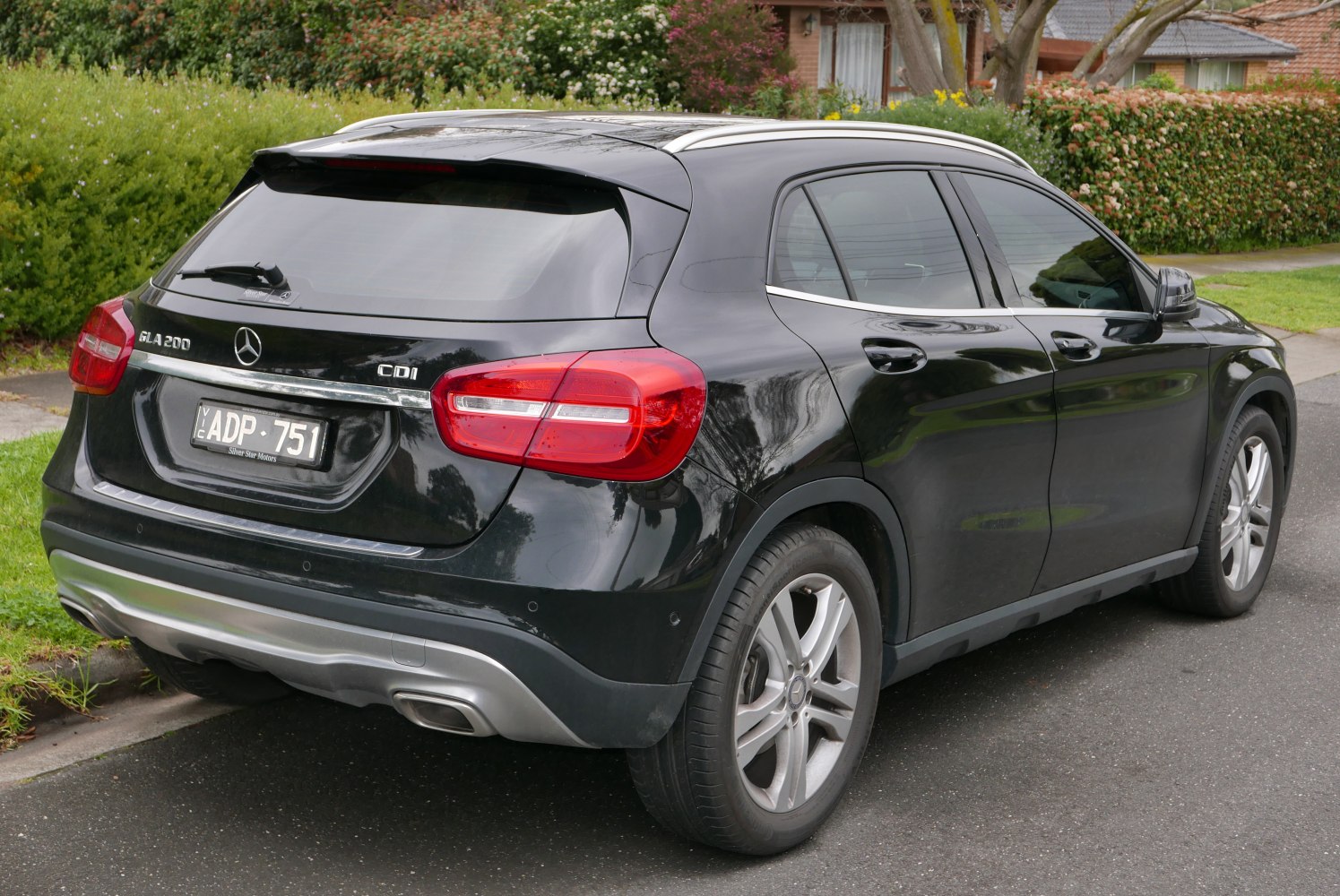 Rear profile with taillights and dual exhaust of a compact crossover SUV