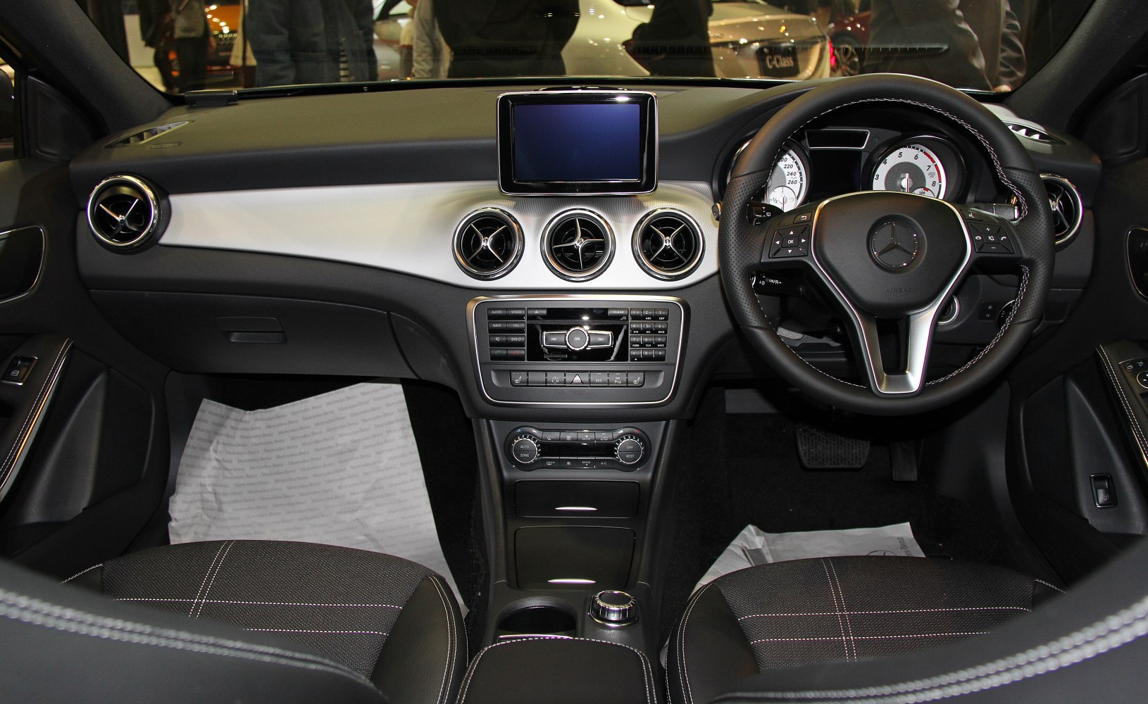 Dashboard, steering wheel, central control panel with air vents