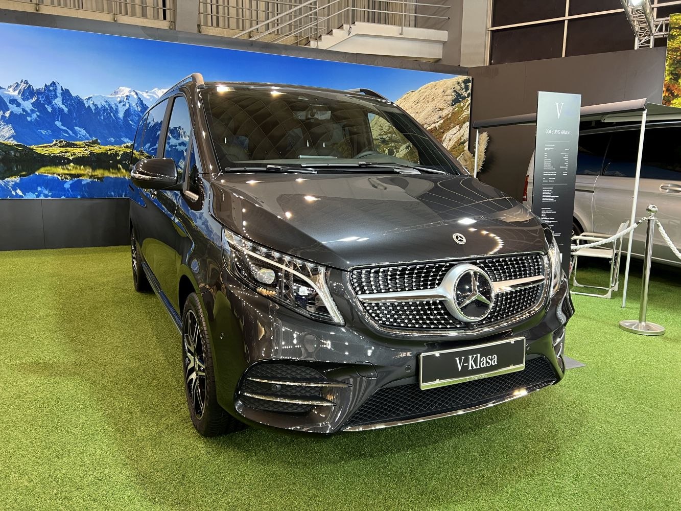 Front grille and headlight design of large luxury van