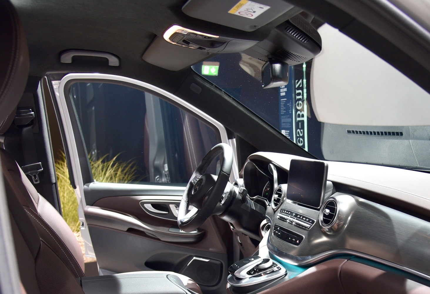 Luxury dashboard and premium steering wheel interior features