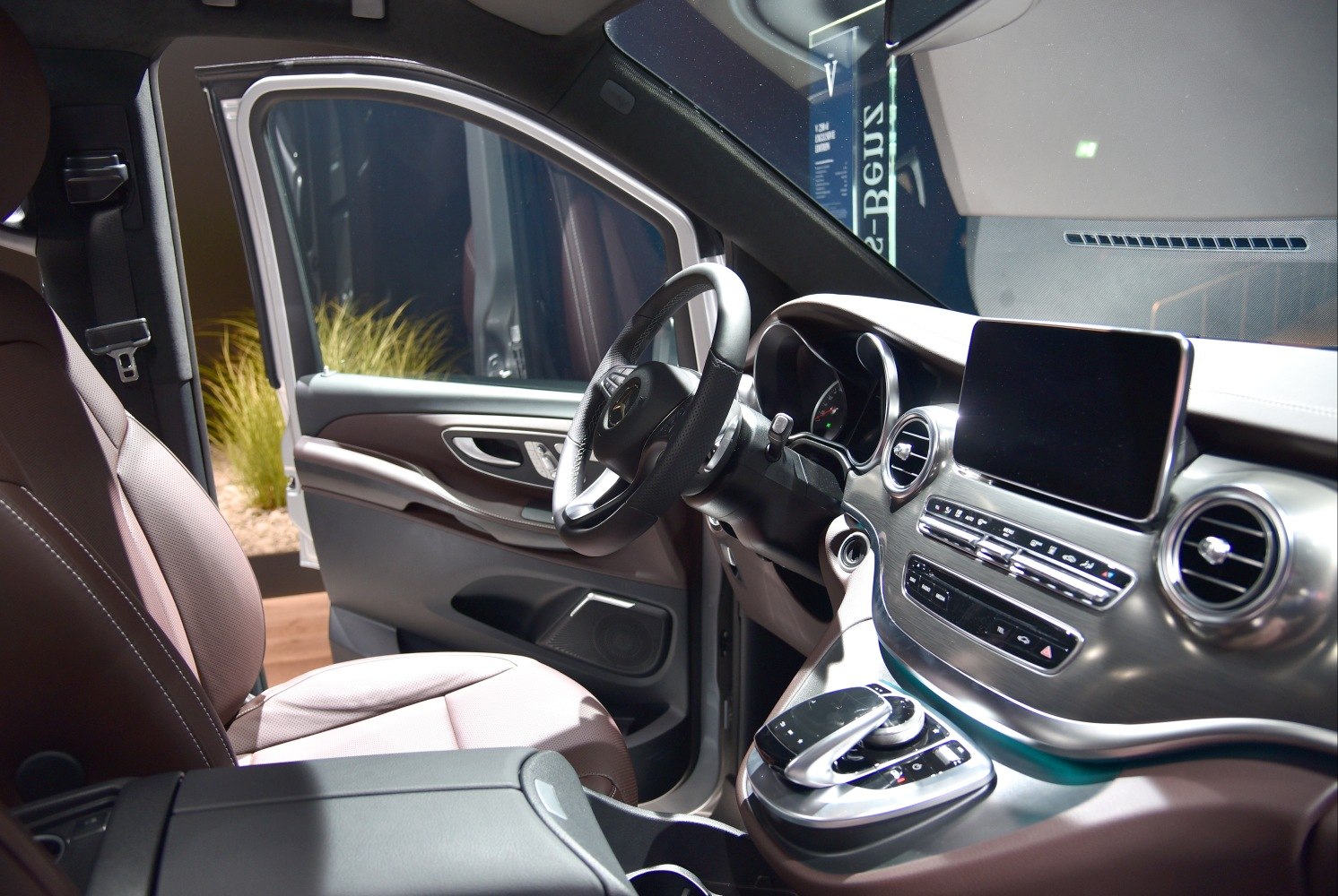 Luxury dashboard and steering wheel with touchscreen and control dial