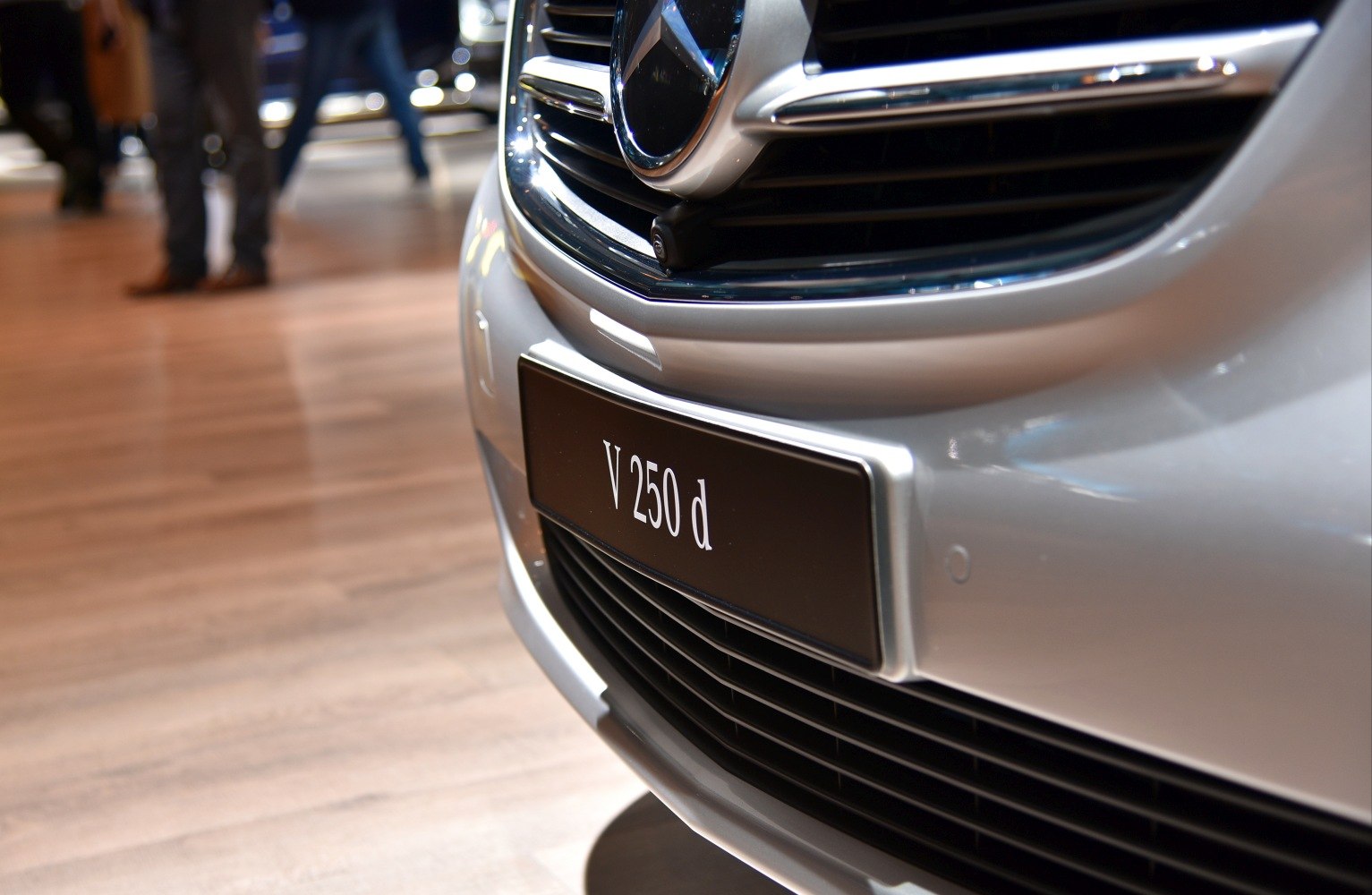 Front grille and V250 d badge close-up
