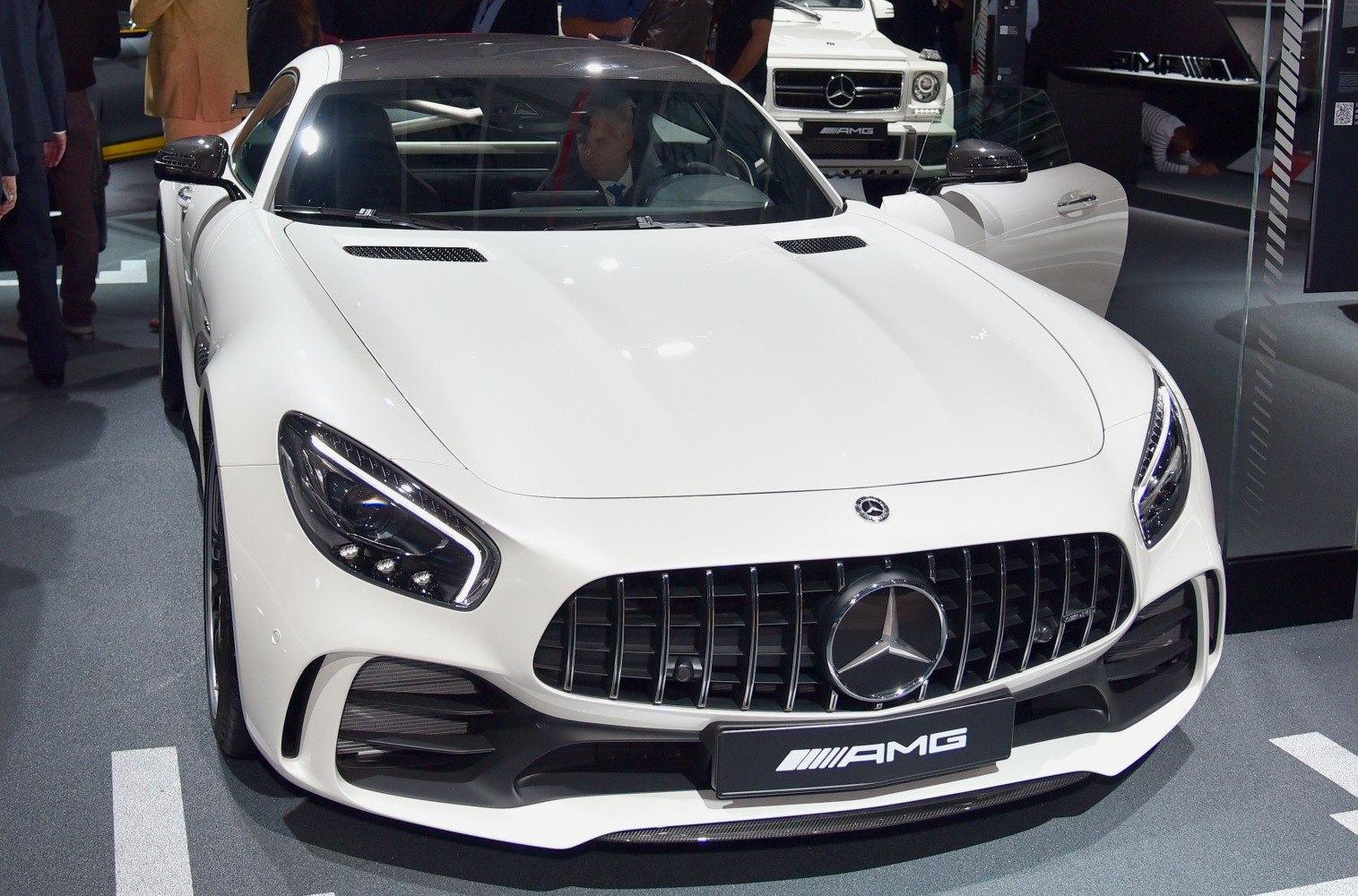 Front view with Panamericana grille and LED headlamps