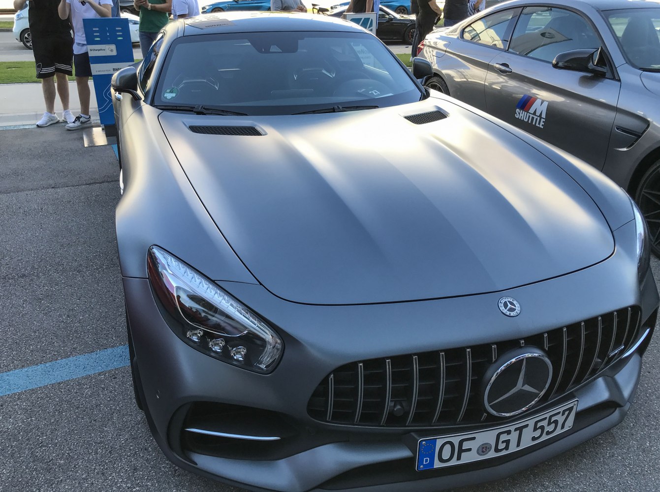 Sportscar front with vertical grille bars and aerodynamic hood vents