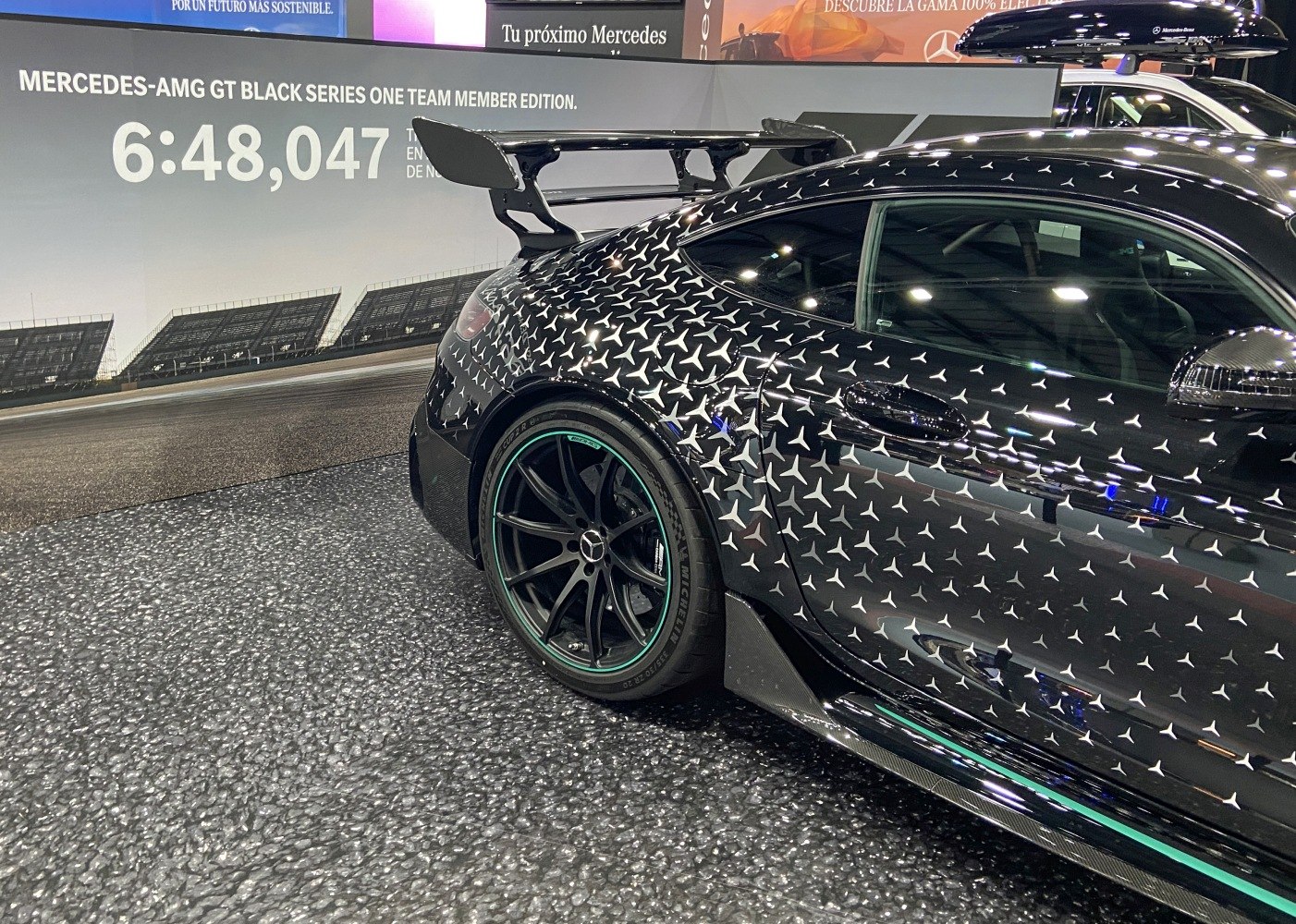 Rear wing and Mercedes star pattern on wheel and body side