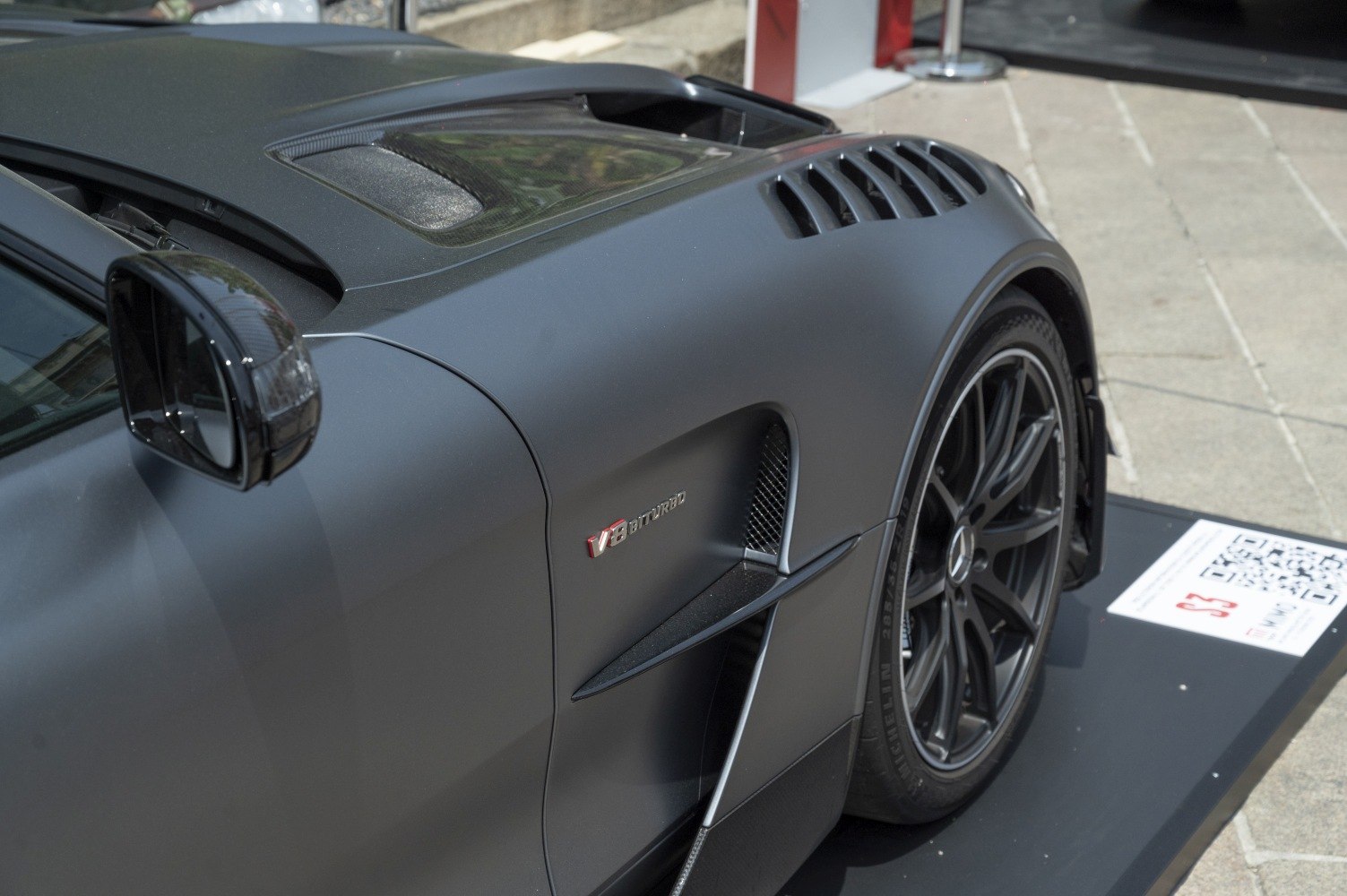 Close-up of side air vents, V8 Biturbo badge, carbon mirror, alloy wheel