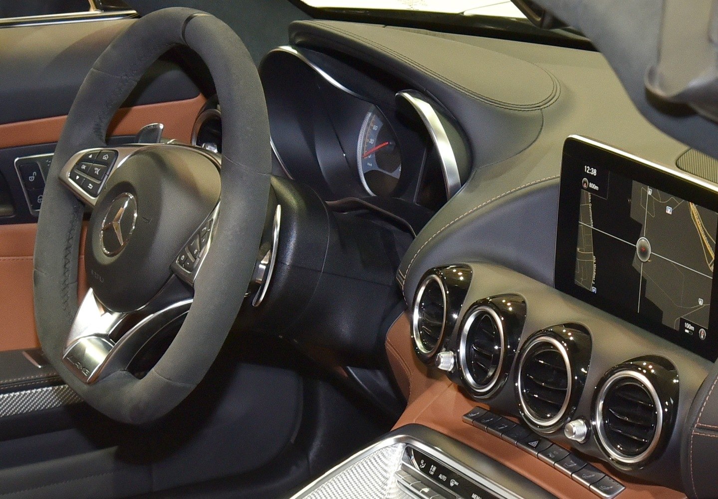 Sporty steering wheel, digital speedometer, navigation screen, circular air vents