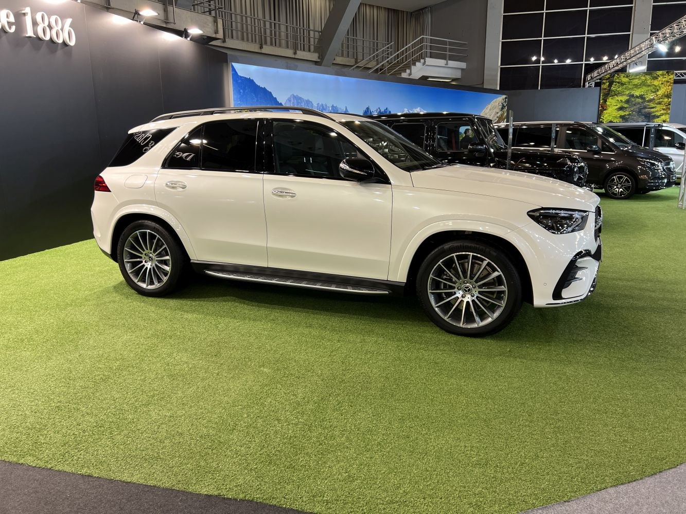 Side profile of facelift SUV with large alloy wheels and running boards.