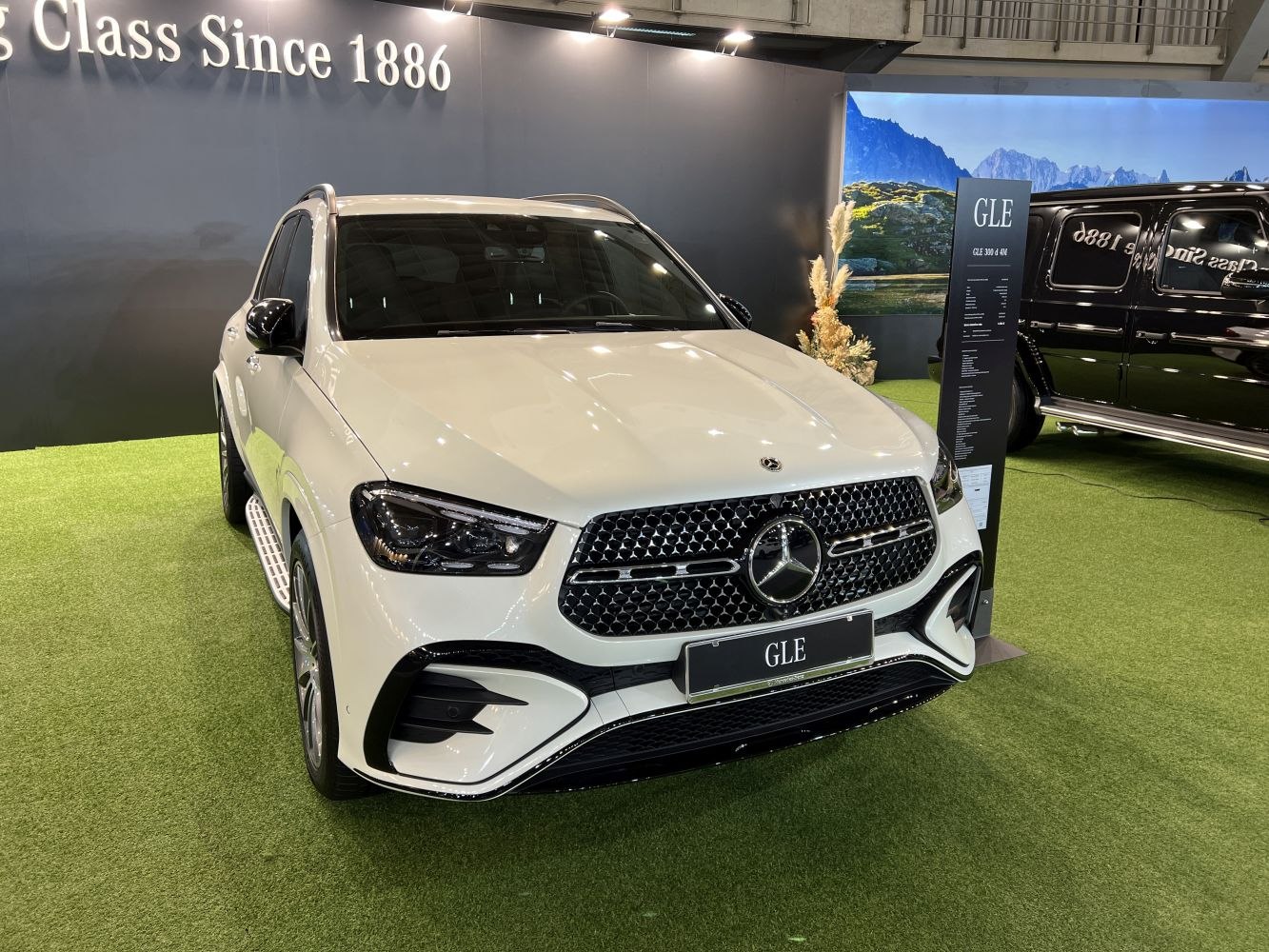 Front grille and headlight design of a modern luxury SUV