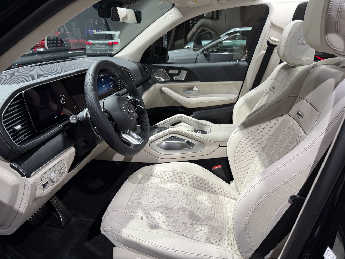 Luxury dashboard and white leather front seats