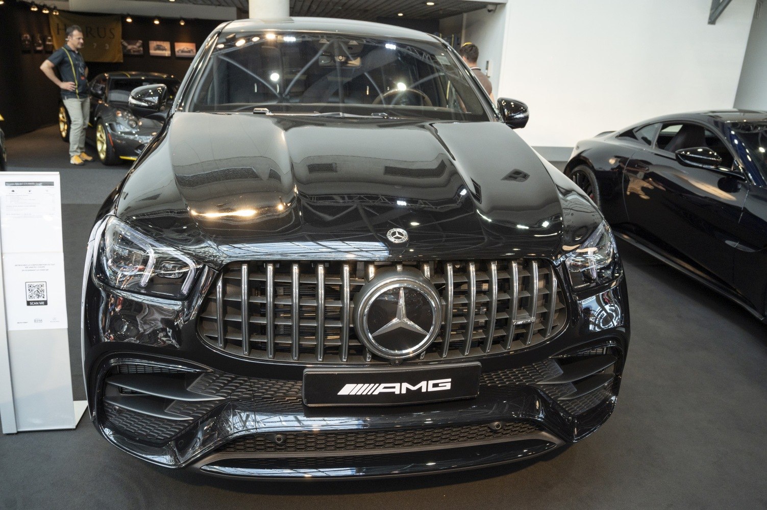 Front grille with vertical slats and aggressive bumper