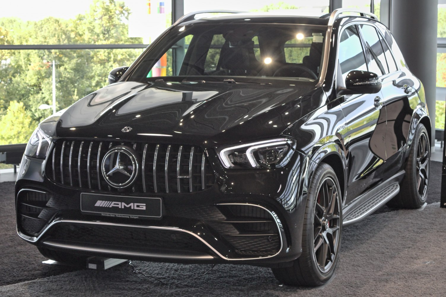 AMG front grille with vertical slats and LED headlights