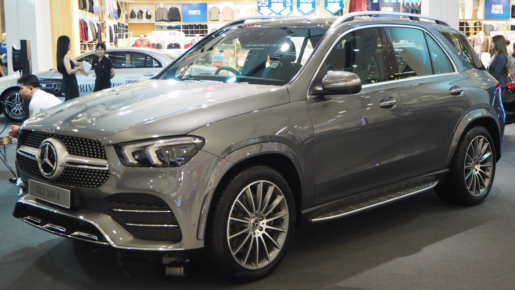 Front grille and alloy wheels of a modern luxury SUV