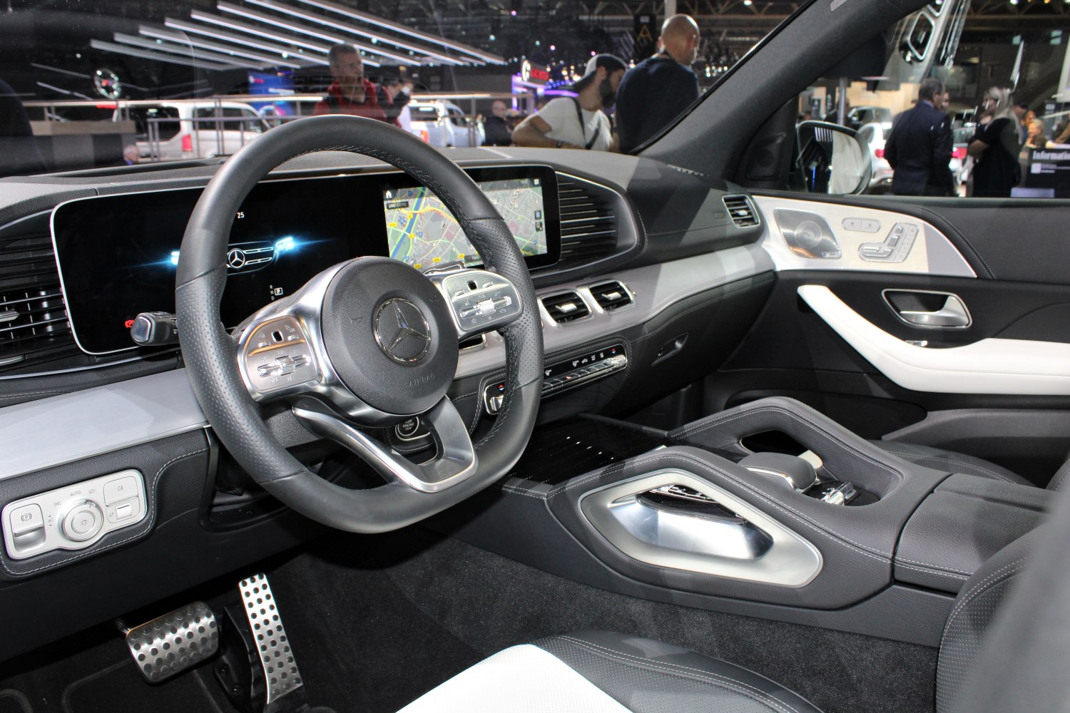 Digital dashboard display and multifunctional steering wheel in SUV interior