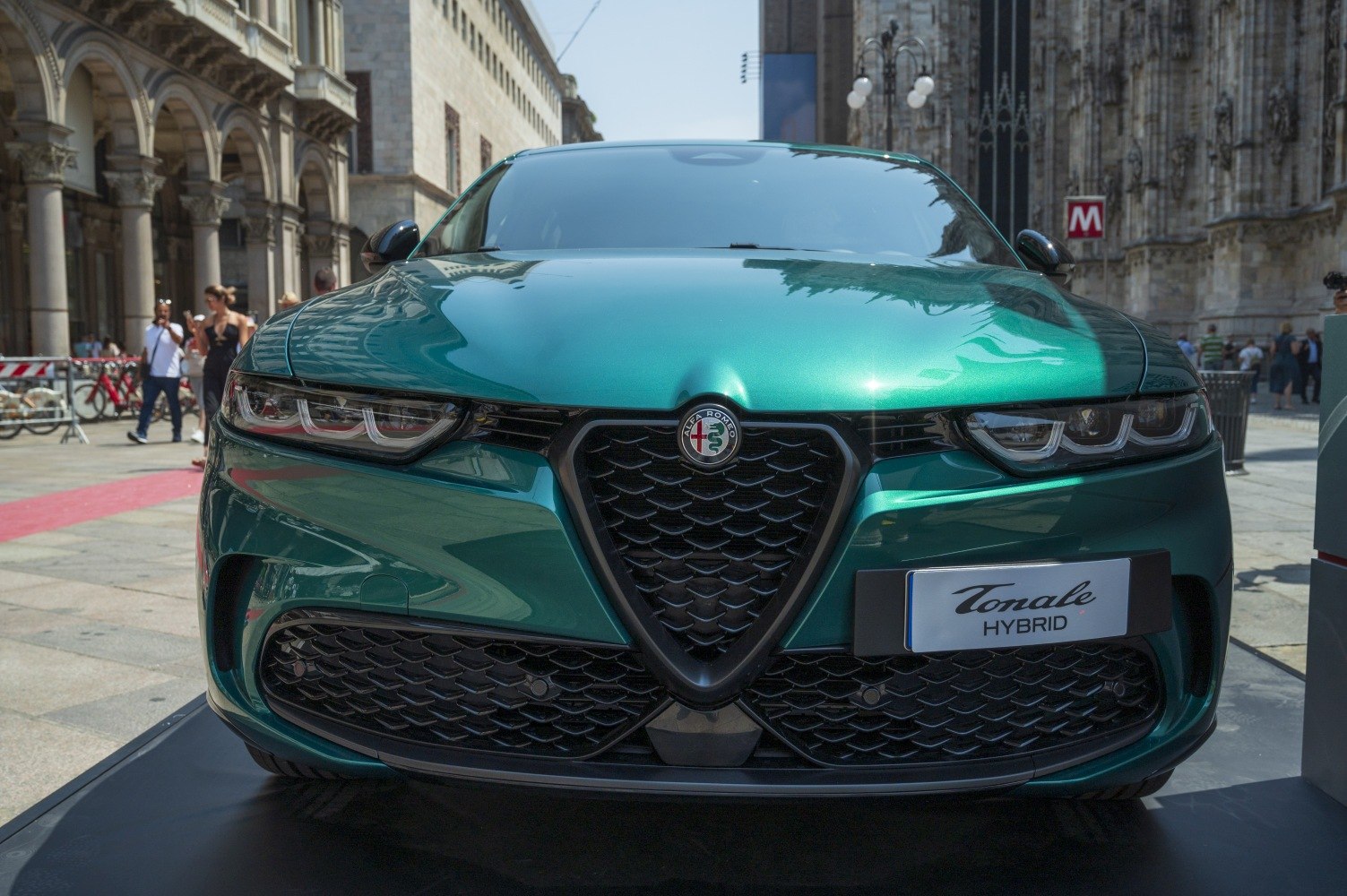 Front view with distinctive grille and dynamic headlights