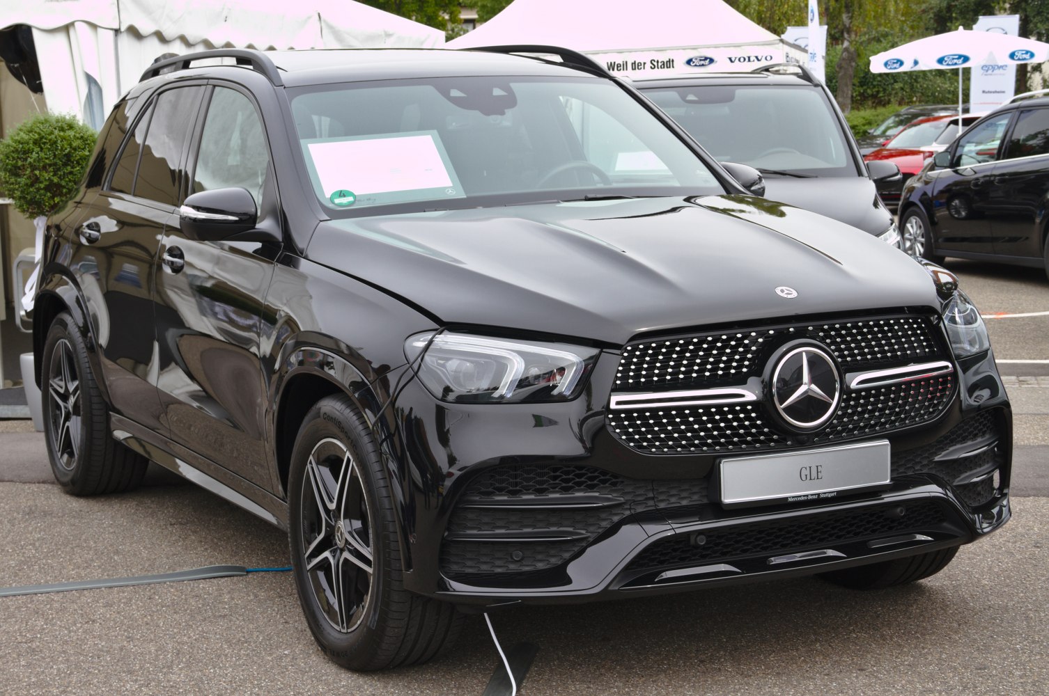 Front view with LED grille and modern headlights