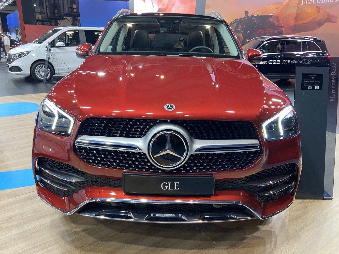Aggressive SUV front grille and LED headlights
