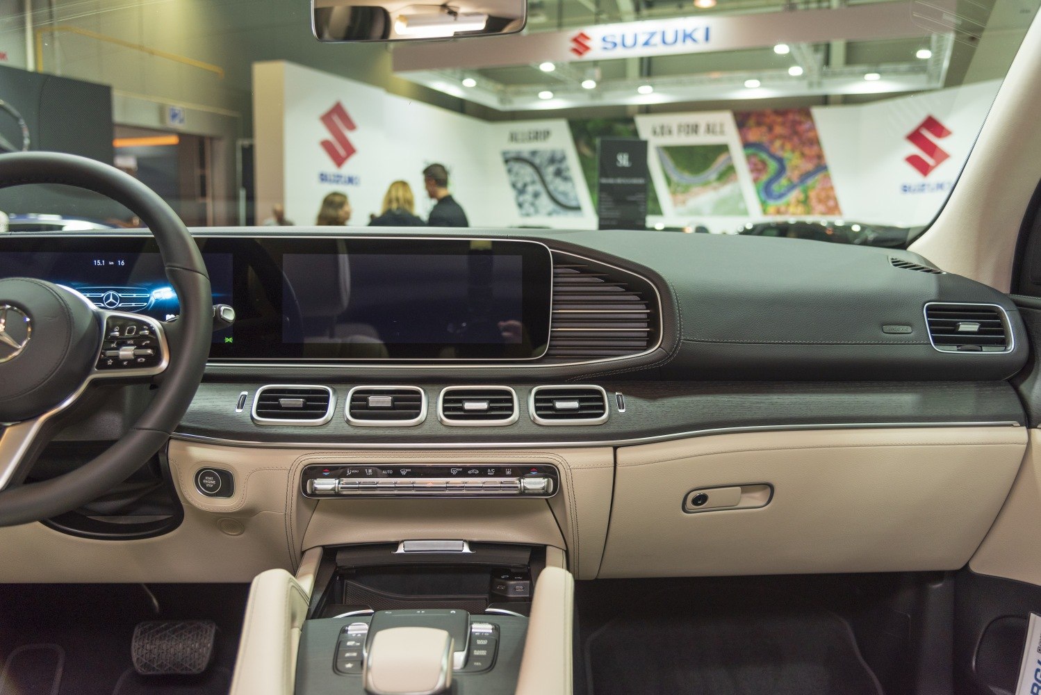Luxury SUV dashboard with digital display and multifunction steering wheel.