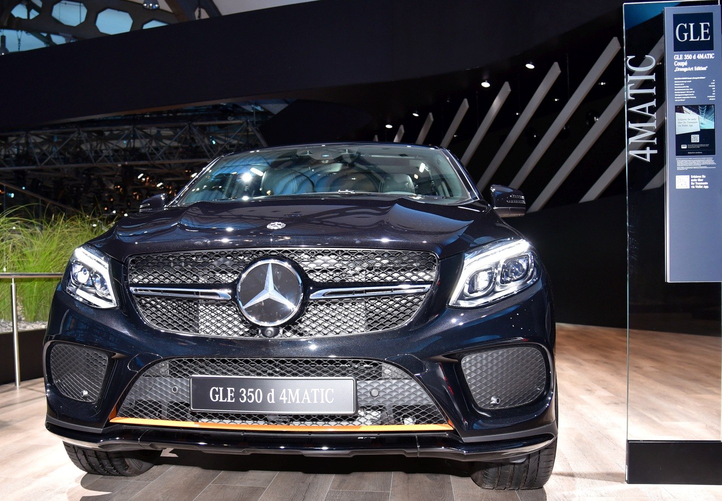 Close-up of the front grille and LED headlights with 4MATIC emblem